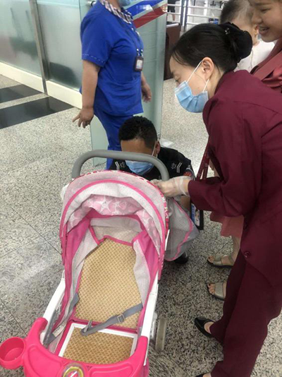 圖片1.png“真情服務(wù)”是讓旅客更加安心、放心、舒心的出行。行查室作為部門進港服務(wù)的最后一個環(huán)節(jié)，在日常工作中也很注重服務(wù)細節(jié)。6月10日，行查室工作人員幫助旅客打開嬰兒車，為她排憂解難。.png